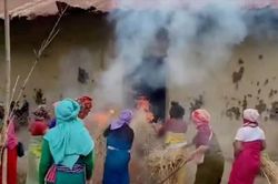 Các phụ nữ Ấn Độ phẫn nộ đốt nhà nghi phạm trong vụ tấn công tình dục ở Manipur