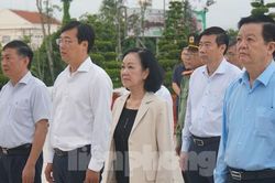 Thường trực Ban Bí thư viếng nghĩa trang liệt sĩ tại Đồng Tháp