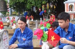 'Áo xanh' chỉnh trang khuôn viên Nghĩa trang liệt sĩ quốc tế Việt Lào