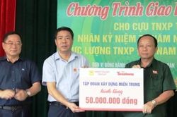 Giao lưu, tặng quà cựu thanh niên xung phong, thương binh và người có công với cách mạng