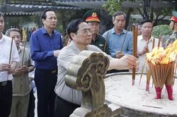 Thủ tướng dâng hương tưởng nhớ, tri ân các Anh hùng liệt sỹ ở Quảng Trị