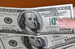 Bản tin tài chính sáng 22/7: Giá vàng giảm, dầu và USD đi lên
