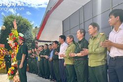 Đoàn cán bộ Hội Cựu chiến binh cơ quan Ban Tổ chức Trung ương dâng hương tại Nghĩa trang Liệt sĩ quốc tế Việt - Lào