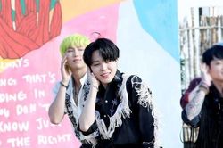Ryan Gosling phản ứng hài hước khi mặc trùng đồ cao bồi với BTS Jimin