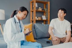 Tại sao phụ nữ thường sống thọ hơn đàn ông?