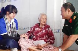Bộ Chỉ huy Quân sự tỉnh An Giang thăm Mẹ Việt Nam Anh hùng và thương binh tại huyện Châu Phú