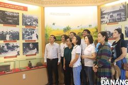 Các chi bộ trực thuộc Đảng bộ Báo Đà Nẵng sinh hoạt chuyên đề thăm địa chỉ đỏ