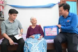 Tỉnh đoàn - Hội doanh nhân trẻ tỉnh: Thăm, tặng quà các Mẹ Việt Nam anh hùng, Anh hùng lực lượng vũ trang nhân dân