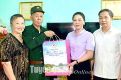Đồng chí Lê Thị Kim Dung, Phó Bí thư Thường trực Tỉnh ủy, Chủ tịch HĐND tỉnh tặng quà gia đình chính sách huyện Yên Sơn