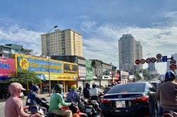 Người dân phớt lờ một tấm biển, tuyến phố Hà Nội thành điểm nóng ùn tắc