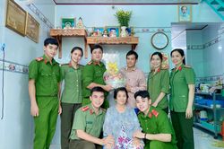Ấm áp bữa cơm cùng Mẹ Việt Nam anh hùng