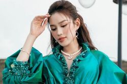 Hoa hậu Đỗ Thị Hà khoe chân dài miên man