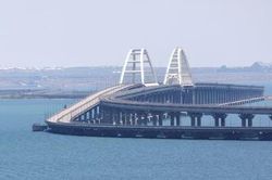 Kho đạn ở Crimea lại bị tấn công, người dân sơ tán và cầu Kerch bị phong tỏa