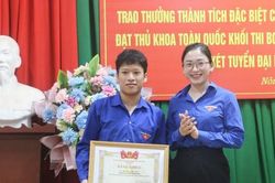Tặng bằng khen học sinh đoạt huy chương Bạc Olympic Vật lý quốc tế và thủ khoa khối B00 toàn quốc