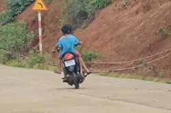 Thiếu niên 14 tuổi bốc đầu xe máy, nẹt pô khi chở theo em nhỏ