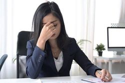 Trầm cảm cười: Tổn thương chồng chất bên trong vỏ bọc lạc quan