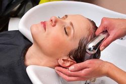 Đừng hỏi vì sao tóc rụng như trút nếu bạn cứ duy trì những thói quen sau