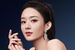 Triệu Lệ Dĩnh phản bội Lâm Canh Tân, còn công khai nắm tay trai lạ
