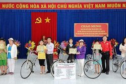 Trao 40 xe đạp 'Tiếp sức đến trường' cho các học sinh nghèo, cận nghèo, khó khăn ở xã Thoại Giang