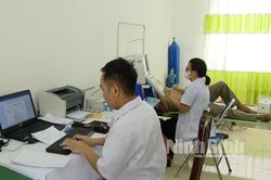 Bệnh viện Sản-Nhi khám bệnh, cấp thuốc miễn phí và tặng quà tại xã Gia Thịnh