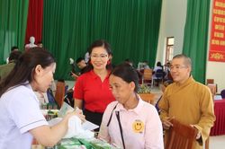Lạng Sơn: Ban Trị sự Phật giáo tỉnh trao quà đến các gia đình diện chính sách