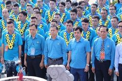 Đoàn đại biểu Tổng LĐLĐ Việt Nam dâng hương đồng chí Nguyễn Đức Cảnh