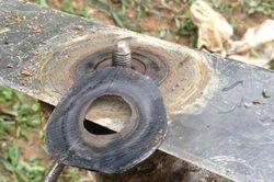 Người đàn ông bị lưỡi dao cắt cỏ phạt gần đứt lìa cổ chân