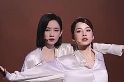 Vì sao stylist Hoàng Ku mạo hiểm để Chi Pu - Lưu Nhã Sắt diện đồ ngủ lên sân khấu?