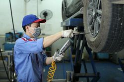 Luật hóa trách nhiệm bảo dưỡng định kỳ xe: Nói dễ, làm không dễ