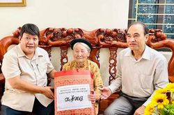 Lãnh đạo huyện Thanh Trì thăm, tặng quà Mẹ Việt Nam anh hùng Nguyễn Thị Cứu