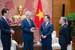 Chủ tịch Quốc hội Vương Đình Huệ tiếp Đại sứ Pháp tới chào từ biệt