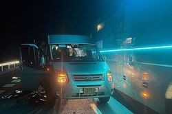 Xe giường nằm tông xe khách đang dừng ở làn khẩn cấp trên cao tốc Vĩnh Hảo - Phan Thiết