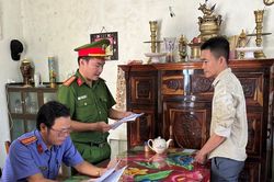 Cán bộ văn phòng đăng ký đất đai cấu kết với 'cò' lập khống hồ sơ cấp sổ đỏ