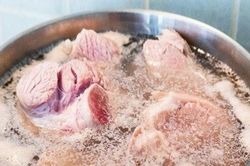 Phần bọt nổi lên khi luộc thịt, hầm xương là tinh chất hay do lợn nhiễm hóa chất?