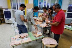 Bầu cử Tây Ban Nha khép lại đầy kịch tính, chưa có đảng thắng rõ ràng