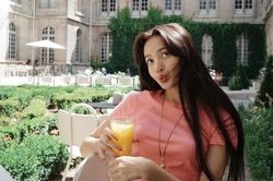 Lisa khoe mặt mộc tại Paris trước khi tới Việt Nam