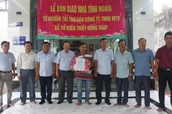 Thăm, tặng quà gia đình chính sách