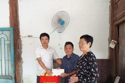 Phó Chủ tịch UBND tỉnh Nguyễn Hữu Quế thăm, tặng quà gia đình chính sách tại huyện Ia Pa