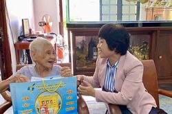 Ban Thường vụ Đảng ủy khối các cơ quan tỉnh Khánh Hòa Thăm, tặng quà 5 gia đình người có công cách mạng tại TP. Nha Trang