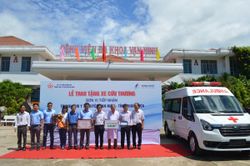 Trao xe cứu thương cho Trung tâm Y tế huyện Vạn Ninh