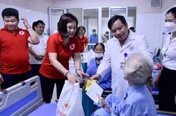 Tặng quà bệnh nhân có hoàn cảnh khó khăn