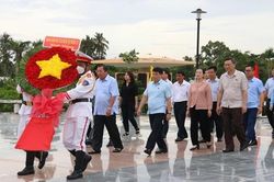 Đoàn công tác của Quốc hội dâng hương tưởng niệm Chủ tịch Hồ Chí Minh và các Anh hùng liệt sĩ tại Trà Vinh