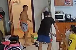 Người đàn ông cầm dao tấn công hàng xóm ở chung cư tại Hà Nội