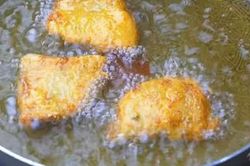 Cách rán cá mới tinh, dễ đến bất ngờ mà không hề bắn dầu, cặn dầu, cá ngon ngoài giòn trong mềm