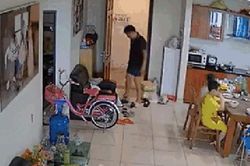 Rùng mình cảnh người đàn ông bị hàng xóm dùng dao tấn công tại cửa căn hộ