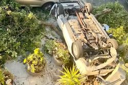 Mất kiểm soát, ô tô 'phơi bụng' trên đường phố Mỹ