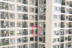 Cô gái treo lơ lửng ngoài ban công, rồi rơi xuống đất