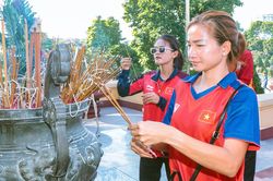 Huấn luyện viên, vận động viên dâng hương tưởng niệm các anh hùng liệt sĩ
