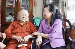 Bộ trưởng Y tế Đào Hồng Lan thăm và tri ân gia đình liệt sĩ, bác sĩ Đặng Thùy Trâm nhân dịp 27/7