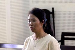 Nối gót chồng vào tù